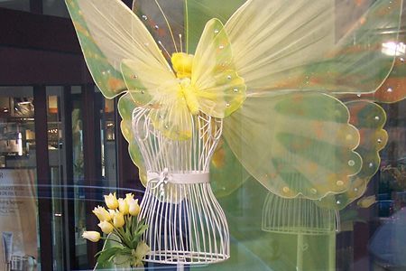 Parfümerie Frühlingsdekoration von dekokreativ